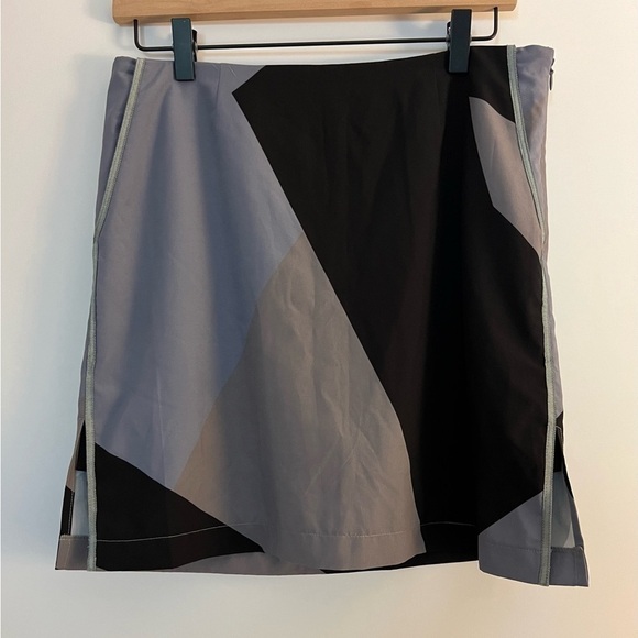 Golftini Dresses & Skirts - GOLFTINI out of the blue geometric golf skort sz 4L black khaki gray